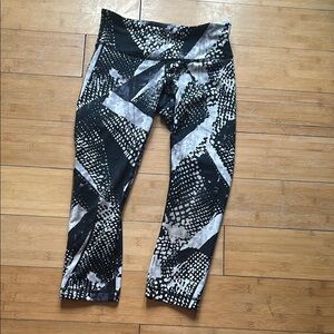 Lululemon mid rise capri size 6